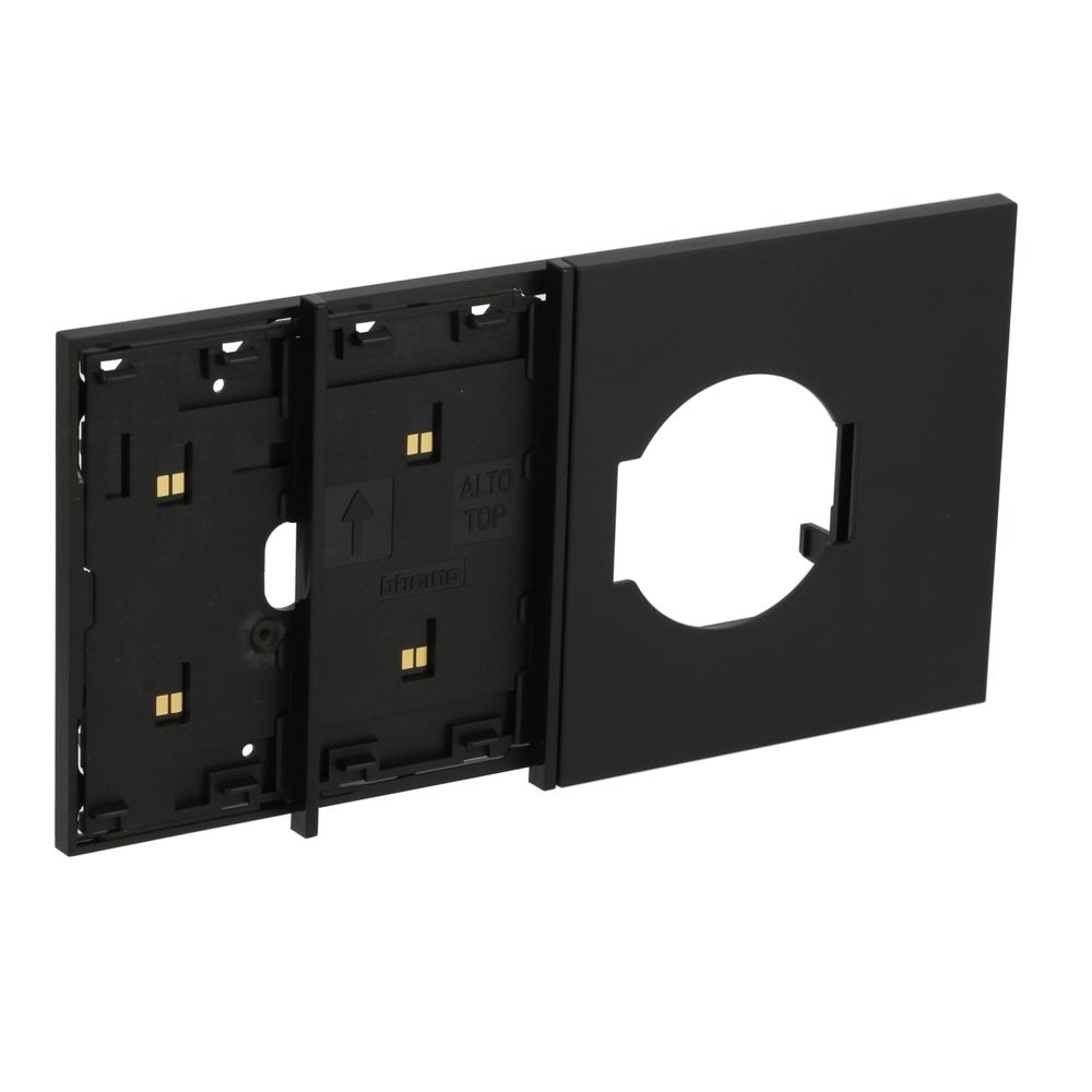 Frame Elettrificato Con Mostrina Presa Italiana E Tedesca BTICINO KG8104M03