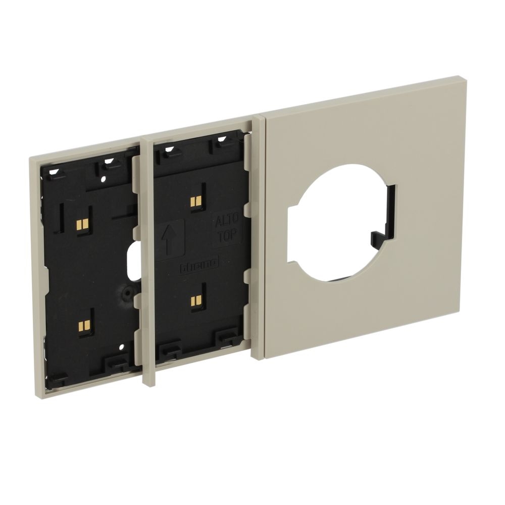 Frame Elettrificato Con Mostrina Presa Italiana E Tedesca BTICINO KM8104M03