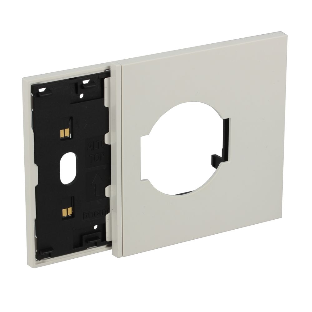 Frame Elettrificato Con Mostrina Presa Italiana E Tedesca BTICINO KW8103M03